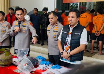 Kapolda Jambi Irjen Pol Krisno H Siregar, didampingi wakapolda Jambi Brigjen Pol M Mustaqim memimpin rilis hasil Operasi Pekat II Siginjai di Lobi utama Polda Jambi Kamis (15/5/2025). (Dok. nahar JR)
