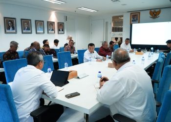 Gubernur Al Haris saat melakukan pertemuan dengan Direktur Jenderal SDA Kementerian PU di Jakarta, Kamis (15/05/25). (Dok. erik - Kominfo)