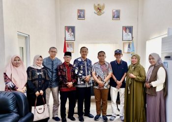 Wakil Bupati Kerinci, H. Murison, saat  kunjungan silaturahmi dari organisasi Kerukunan Minang Kerinci pada Kamis (15/5),  di ruang kerja Wakil Bupati Kerinci, Siulak. amis (15/5) (Dok. Yola - JT)