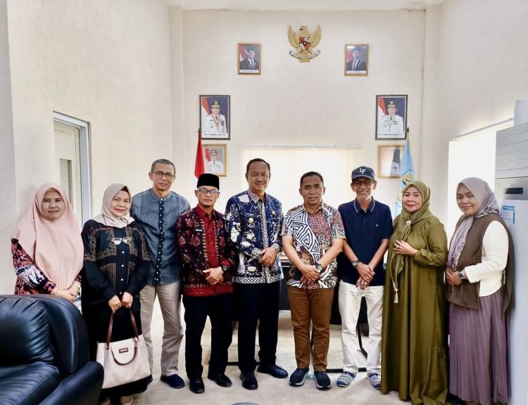 Wakil Bupati Kerinci, H. Murison, saat  kunjungan silaturahmi dari organisasi Kerukunan Minang Kerinci pada Kamis (15/5),  di ruang kerja Wakil Bupati Kerinci, Siulak. amis (15/5) (Dok. Yola - JT)