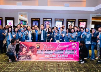 Poto bersama Kapolda Jambi damn  Ketua Bhayangkari Daerah Jambi sebelum nobar) film Sayap-Sayap Patah 2   di Mall WTC jambi, Kamis (15/5/2025) (Dok. Nahar - JT)