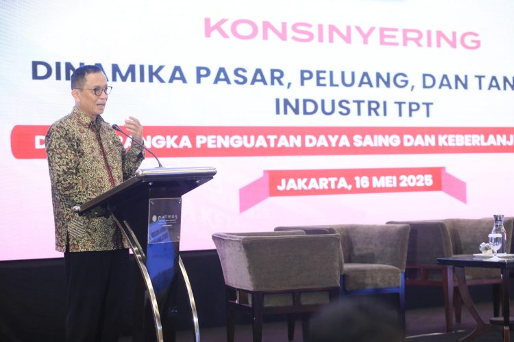 Kepala Eksekutif Pengawas Perbankan OJK Dian Ediana Rae menyampikan sambutan pada kegiatan konsinyering di Jakarta, Jumat (16/5) (Dok. Agus - Humas OJK Jambi)