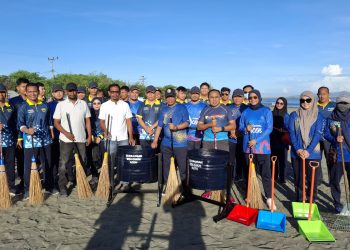 Kepala Kanwil Bea Cukai Aceh, Safuadi,  Bea Cukai Aceh dan masyarakat Gampong Deah Raya berfoto bersama usai melaksanakan kegiatan bersih-bersih Pantai Syiah Kuala, Banda Aceh, Sabtu (18/5/2025). (Foto: Dok. Bea Cukai Aceh)