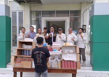 Petugas Bea Cukai Aceh dan Satpol PP WH Provinsi Aceh memperlihatkan barang bukti hasil penindakan rokok ilegal sebanyak 90.248 batang yang diamankan dalam operasi pasar gabungan di Kabupaten Pidie Jaya dan Bireun, Kamis (16/5/2025). (Dok. Humas - BC)
