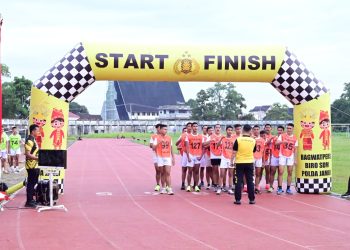 Para peserta seleksi calon Taruna Akpol Tahun Anggaran 2025 bersiap di garis start untuk mengikuti Uji Kesamaptaan Jasmani (UKJ) yang dipantau langsung oleh Kapolda Jambi Irjen Pol. Krisno H. Siregar di Lapangan KONI Jambi, Senin (19/05/2025). (Foto: Humas Polda Jambi)