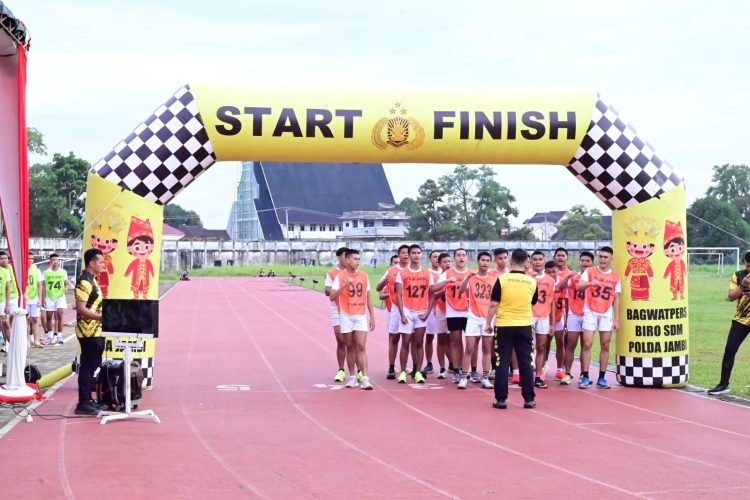 Para peserta seleksi calon Taruna Akpol Tahun Anggaran 2025 bersiap di garis start untuk mengikuti Uji Kesamaptaan Jasmani (UKJ) yang dipantau langsung oleh Kapolda Jambi Irjen Pol. Krisno H. Siregar di Lapangan KONI Jambi, Senin (19/05/2025). (Foto: Humas Polda Jambi)