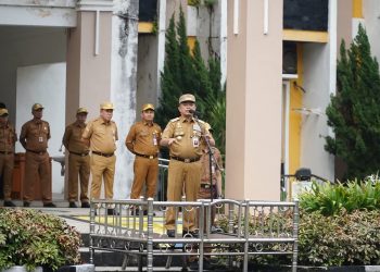Gubernur Jambi Al Haris memimpin upacara kedisiplinan dan menyerahkan SK kepada 625 Pegawai Tidak Tetap (PTT) di lingkungan Dinas PUPR Provinsi Jambi, Senin (19/05/2025). (Foto: Dok. Erit - Komnfo)