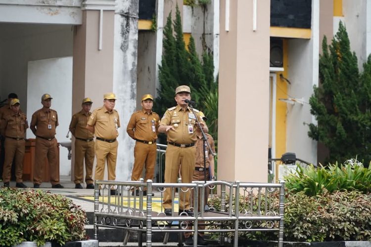 Gubernur Jambi Al Haris memimpin upacara kedisiplinan dan menyerahkan SK kepada 625 Pegawai Tidak Tetap (PTT) di lingkungan Dinas PUPR Provinsi Jambi, Senin (19/05/2025). (Foto: Dok. Erit - Komnfo)