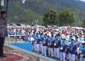 Bupati Kerinci Monadi menyampaikan sambutan dan doa saat melepas 291 calon jemaah haji Kloter 18 asal Kabupaten Kerinci di Lapangan Kantor Bupati Bukit Tengah, Siulak, Minggu (18/5/2025).
(Foto: Dok. Pemkab Kerinci)