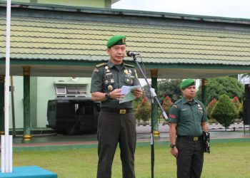 Kasi Logistik Kasrem 042/Gapu Kolonel Cpl Ir. Ahmad Rasli, S.T., M.M. membacakan amanat Kasad Jenderal TNI Maruli Simanjuntak dalam upacara bendera bulanan di Lapangan Makorem 042/Gapu, Jambi, Senin (19/5/2025). (Foto: Penrem 042/Gapu)