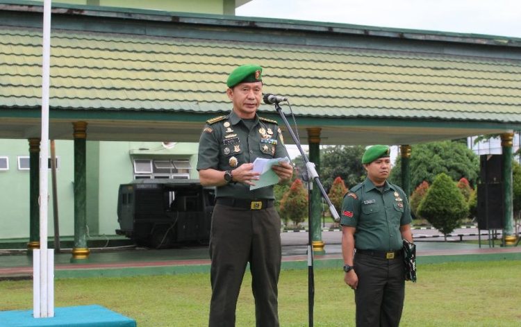 Kasi Logistik Kasrem 042/Gapu Kolonel Cpl Ir. Ahmad Rasli, S.T., M.M. membacakan amanat Kasad Jenderal TNI Maruli Simanjuntak dalam upacara bendera bulanan di Lapangan Makorem 042/Gapu, Jambi, Senin (19/5/2025). (Foto: Penrem 042/Gapu)