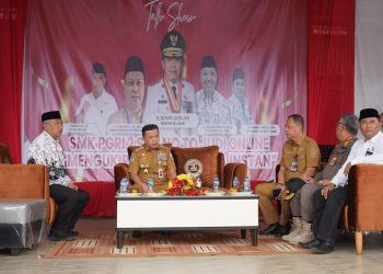 Gubernur Jambi Dr. H. Al Haris, S.Sos., M.H. bersama para pejabat dan tokoh pendidikan saat menghadiri Talk Show bertema “SMK PGRI 2 Say No to Judi Online: Mengukir Masa Depan Tanpa Instan” di Lapangan SMK PGRI 2 Kota Jambi, Senin (19/5/2025). (Dok, Erit - Komminfo)