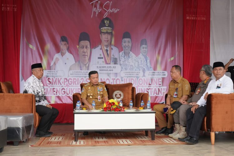 Gubernur Jambi Dr. H. Al Haris, S.Sos., M.H. bersama para pejabat dan tokoh pendidikan saat menghadiri Talk Show bertema “SMK PGRI 2 Say No to Judi Online: Mengukir Masa Depan Tanpa Instan” di Lapangan SMK PGRI 2 Kota Jambi, Senin (19/5/2025). (Dok, Erit - Komminfo)