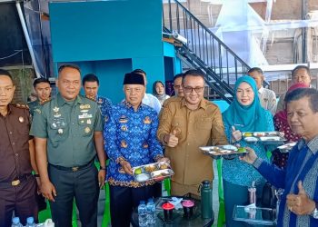 Dandim 0417/Kerinci Letkol Inf. Eko Budiarto, S.I.P., M.I.P., bersama Walikota Sungai Penuh Alfin, S.H., dan Forkopimda menunjukkan makanan bergizi dalam peluncuran Program MBG di Kel. Pondok Tinggi, Senin (19/5/2025). (Dok. Penrem 042/Gapu)