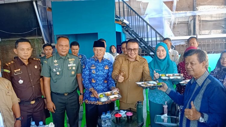 Dandim 0417/Kerinci Letkol Inf. Eko Budiarto, S.I.P., M.I.P., bersama Walikota Sungai Penuh Alfin, S.H., dan Forkopimda menunjukkan makanan bergizi dalam peluncuran Program MBG di Kel. Pondok Tinggi, Senin (19/5/2025). (Dok. Penrem 042/Gapu)