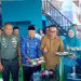 Dandim 0417/Kerinci Letkol Inf. Eko Budiarto, S.I.P., M.I.P., bersama Walikota Sungai Penuh Alfin, S.H., dan Forkopimda menunjukkan makanan bergizi dalam peluncuran Program MBG di Kel. Pondok Tinggi, Senin (19/5/2025). (Dok. Penrem 042/Gapu)