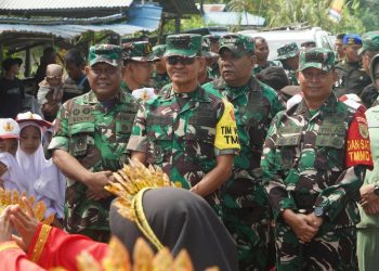 Letjen TNI Muhammad Zamroni (tengah) didampingi Kolonel Inf Eddy Basuki (kiri) dan Letkol Arm Dwi Sutaryo (kanan), menghadiri penyambutan tradisional saat kunjungan kerja Tim Wasev TMMD ke-124 di Desa Kemuning, Kecamatan Bram Itam, Kabupaten Tanjung Jabung Barat, Senin (19/5/2025). (Foto: Penrem 042/Gapu)