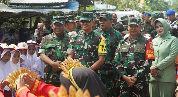 Letjen TNI Muhammad Zamroni (tengah) didampingi Kolonel Inf Eddy Basuki (kiri) dan Letkol Arm Dwi Sutaryo (kanan), menghadiri penyambutan tradisional saat kunjungan kerja Tim Wasev TMMD ke-124 di Desa Kemuning, Kecamatan Bram Itam, Kabupaten Tanjung Jabung Barat, Senin (19/5/2025). (Foto: Penrem 042/Gapu)