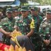Letjen TNI Muhammad Zamroni (tengah) didampingi Kolonel Inf Eddy Basuki (kiri) dan Letkol Arm Dwi Sutaryo (kanan), menghadiri penyambutan tradisional saat kunjungan kerja Tim Wasev TMMD ke-124 di Desa Kemuning, Kecamatan Bram Itam, Kabupaten Tanjung Jabung Barat, Senin (19/5/2025). (Foto: Penrem 042/Gapu)