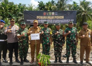 Koorsahli Kasad Letjen TNI Muhammad Zamroni (tengah) bersama jajaran Forkopimda Tanjab Barat dan tokoh masyarakat melakukan penanaman pohon secara simbolis di Desa Kemuning dalam rangkaian kegiatan TMMD ke-124 Kodim 0419/Tanjab, Senin (19/05/2025). (Dok. Pendim0419)