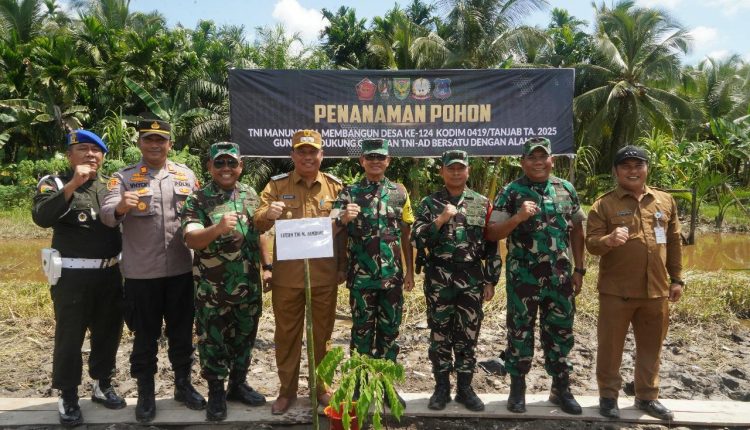 Koorsahli Kasad Letjen TNI Muhammad Zamroni (tengah) bersama jajaran Forkopimda Tanjab Barat dan tokoh masyarakat melakukan penanaman pohon secara simbolis di Desa Kemuning dalam rangkaian kegiatan TMMD ke-124 Kodim 0419/Tanjab, Senin (19/05/2025). (Dok. Pendim0419)