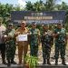Koorsahli Kasad Letjen TNI Muhammad Zamroni (tengah) bersama jajaran Forkopimda Tanjab Barat dan tokoh masyarakat melakukan penanaman pohon secara simbolis di Desa Kemuning dalam rangkaian kegiatan TMMD ke-124 Kodim 0419/Tanjab, Senin (19/05/2025). (Dok. Pendim0419)