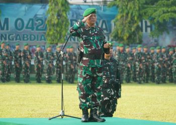 Komandan Korem 042/Gapu Brigjen TNI Heri Purwanto, S.E., M.Sc. bertindak sebagai inspektur upacara dalam peringatan Hari Kebangkitan Nasional ke-117 di Lapangan Makorem 042/Gapu, Jambi, Selasa (20/5/2025). (Foto: Penrem 042/Gapu)