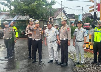 Petugas Jasa Raharja dan Kepolisian meninjau langsung lokasi kecelakaan di perlintasan sebidang JPL 08, Stasiun Magetan, sebagai bagian dari koordinasi dan langkah cepat penanganan korban tabrakan antara KA Malioboro Ekspres dan tujuh sepeda motor. (Foto: Dok. Jasa Raharja Jawa Timur)