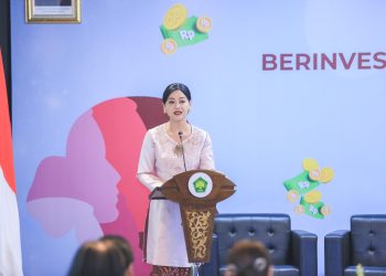 Kepala Eksekutif Pengawas Perilaku Pelaku Usaha Jasa Keuangan, Edukasi dan Pelindungan Konsumen OJK, Friderica Widyasari Dewi, menyampaikan sambutan dalam kegiatan Edukasi Keuangan bertema “Cerdas Berinvestasi dan Bertransaksi di Era Digital” yang diselenggarakan OJK bekerja sama dengan Perkumpulan Istri Ikatan Sarjana Ekonomi Indonesia (PIISEI), Selasa (20/5/2025). (Dok, Humas OJK)