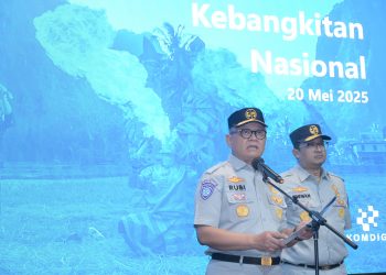 Plt. Direktur Utama Jasa Raharja, Rubi Handojo menyampaikan sambutan pada upacara bendera Harkitnas ke-117 di kantor Jasa Raharja Pusat, Senin (20/5/2025). (Dok. Humas JR JambI)