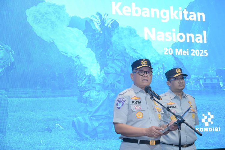 Plt. Direktur Utama Jasa Raharja, Rubi Handojo menyampaikan sambutan pada upacara bendera Harkitnas ke-117 di kantor Jasa Raharja Pusat, Senin (20/5/2025). (Dok. Humas JR JambI)