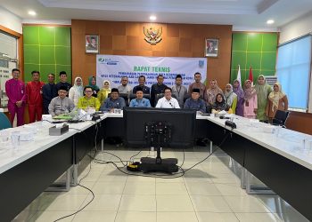 Peserta rapat teknis perpanjangan nota kesepahaman antara BPJS Ketenagakerjaan Cabang Jambi dan Pemerintah Kota Jambi berfoto bersama usai kegiatan yang digelar pada Selasa (20/5) di Kantor BPJS TK Jambi. (Dok. Yola - JT)