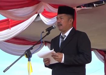 Bupati Kerinci, Monadi,, saat memimpin upacara peringatan Hari Kebangkitan Nasional ke-117 di halaman Kantor Bupati Kerinci, Selasa (20/5/2025). (Dok. Sptenanus - JT)