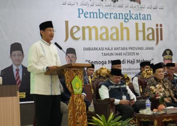 Asisten II Sekda Provinsi Jambi, Johansyah, SE, ME, mewakili Gubernur Jambi saat menyampaikan sambutan pelepasan Jemaah Calon Haji Kloter 19 Embarkasi Antara Provinsi Jambi di Asrama Haji Kota Baru, Rabu (21/5/2025). (Dok. Erit Kominfo)