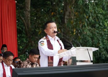 Gubernur Al Haris, menyampaikan sambutan dalam pelantikan Ketua RT se-Kota Jambi periode 2025–2030 yang digelar di Lapangan Kantor Wali Kota Jambi, Rabu (21/5/2025) (Foto: Agus Supriyanto/Diskominfo Provinsi Jambi)