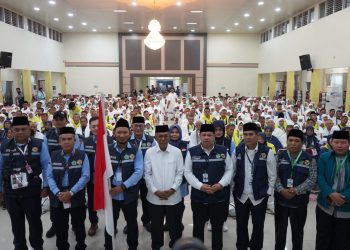 Asisten III Sekda Provinsi Jambi, Jangcik Mohza, saat melepas secara resmi Jemaah Calon Haji Kloter 20 Provinsi Jambi di Asrama Haji Kota Baru, Kamis (21/5/2025). (dok. erut - kominfo)