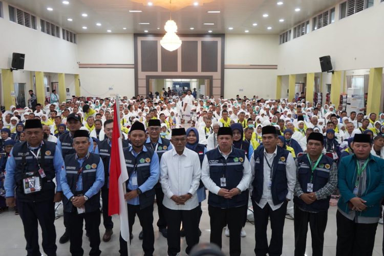 Asisten III Sekda Provinsi Jambi, Jangcik Mohza, saat melepas secara resmi Jemaah Calon Haji Kloter 20 Provinsi Jambi di Asrama Haji Kota Baru, Kamis (21/5/2025). (dok. erut - kominfo)
