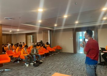Supervisor HRD PT Sinar Sentosa Primatama (Sinsen), Rendy Saputra, memberikan materi dalam kegiatan Focus Group Discussion dan Sharing Kompetisi Kemahasiswaan di Universitas Jambi, Rabu (22/5). (Dok. Yola)