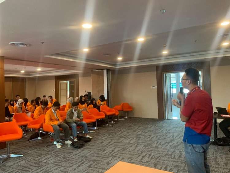 Supervisor HRD PT Sinar Sentosa Primatama (Sinsen), Rendy Saputra, memberikan materi dalam kegiatan Focus Group Discussion dan Sharing Kompetisi Kemahasiswaan di Universitas Jambi, Rabu (22/5). (Dok. Yola)