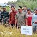Bupati Kerinci, Monadi, bersama Kepala Dinas Tanaman Pangan dan Hortikultura, unsur Forkopimda, serta kelompok tani saat meninjau langsung kegiatan Panen Raya padi di Desa Lolo Hilir, Kecamatan Bukit Kerman, Kamis (22/5/2025). (fok. Yola)