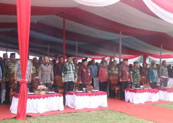 Sekretaris Daerah Provinsi Jambi Dr. H. Sudirman, SH., MH bersama Wali Kota Jambi Dr. dr. H. Maulana, MKM dan para pejabat Forkopimda menghadiri Launching Akbar Jamsostek Kota Jambi 2025 di Lapangan Kantor Wali Kota Jambi, Kamis (22/05/2025). (Dok, Erit - Kominfo)