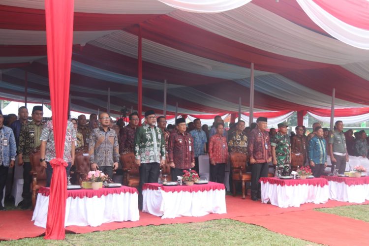 Sekretaris Daerah Provinsi Jambi Dr. H. Sudirman, SH., MH bersama Wali Kota Jambi Dr. dr. H. Maulana, MKM dan para pejabat Forkopimda menghadiri Launching Akbar Jamsostek Kota Jambi 2025 di Lapangan Kantor Wali Kota Jambi, Kamis (22/05/2025). (Dok, Erit - Kominfo)