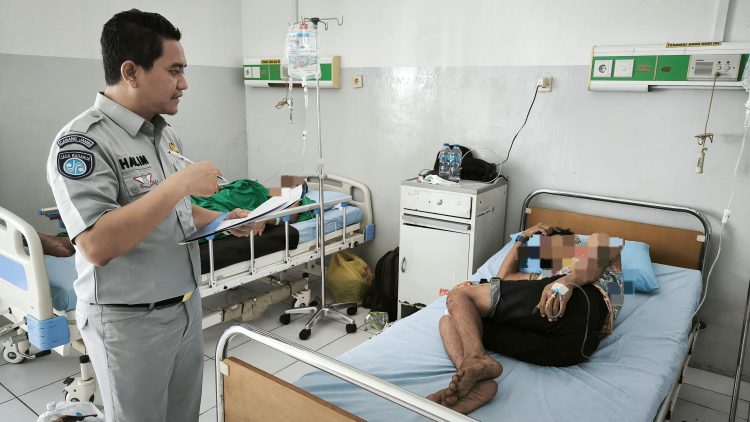 Petugas Jasa Raharja Cabang Jambi tengah melakukan verifikasi data korban kecelakaan lalu lintas di salah satu rumah sakit mitra di Kota Jambi. Kamis (22/05/2025) (Dok. Humas JR)