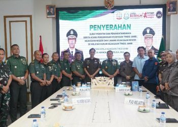 Danrem 042/Gapu Brigjen TNI Heri Purwanto, S.E., M.Sc. bersama Kepala Kejati Jambi Dr. Hermon Dekristo, S.H., M.H. dan jajaran dalam acara penyerahan Surat Perintah dan penandatanganan Berita Acara Pengamanan Kejaksaan se-Wilayah Hukum Kejati Jambi, di Kantor Kejati Jambi, Kamis (22/5/2025). (Foto: Penrem 042/Gapu)