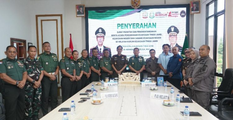 Danrem 042/Gapu Brigjen TNI Heri Purwanto, S.E., M.Sc. bersama Kepala Kejati Jambi Dr. Hermon Dekristo, S.H., M.H. dan jajaran dalam acara penyerahan Surat Perintah dan penandatanganan Berita Acara Pengamanan Kejaksaan se-Wilayah Hukum Kejati Jambi, di Kantor Kejati Jambi, Kamis (22/5/2025). (Foto: Penrem 042/Gapu)