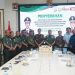 Danrem 042/Gapu Brigjen TNI Heri Purwanto, S.E., M.Sc. bersama Kepala Kejati Jambi Dr. Hermon Dekristo, S.H., M.H. dan jajaran dalam acara penyerahan Surat Perintah dan penandatanganan Berita Acara Pengamanan Kejaksaan se-Wilayah Hukum Kejati Jambi, di Kantor Kejati Jambi, Kamis (22/5/2025). (Foto: Penrem 042/Gapu)