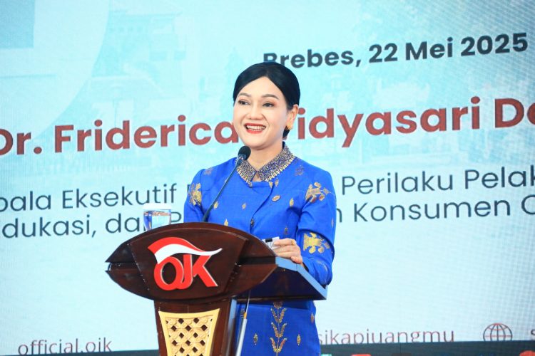 Kepala Eksekutif Pengawas Perilaku Pelaku Usaha Jasa Keuangan, Edukasi dan Pelindungan Konsumen OJK Friderica Widyasari Dewi, pada Peluncuran Bulan Literasi Keuangan (BLK) 2025 di Auditorium Universitas Muhadi Setiabudi (UMUS), Kabupaten Brebes, Kamis (22/05/2025 ) (Dok, Humsa OJK Jambi)
