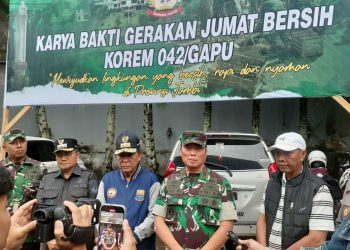 Danrem 042/Gapu Brigjen TNI Heri Purwanto, S.E., M.Sc. didampingi Wakil Gubernur Jambi, Wali Kota Jambi, dan unsur Forkopimda lainnya saat memberikan keterangan pers usai memimpin Karya Bakti Gerakan Jumat Bersih di Pasar Talang Banjar, Kota Jambi, Jumat (23/5/2025). (Dok.Penerm 042/Gapu)