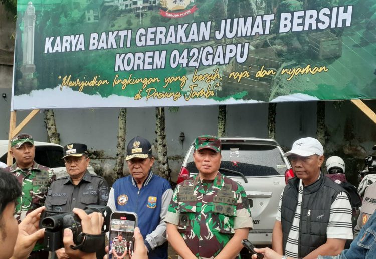 Danrem 042/Gapu Brigjen TNI Heri Purwanto, S.E., M.Sc. didampingi Wakil Gubernur Jambi, Wali Kota Jambi, dan unsur Forkopimda lainnya saat memberikan keterangan pers usai memimpin Karya Bakti Gerakan Jumat Bersih di Pasar Talang Banjar, Kota Jambi, Jumat (23/5/2025). (Dok.Penerm 042/Gapu)
