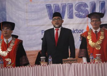 Sekda Provinsi Jambi, Dr. H. Sudirman, SH., MH (tengah), menghadiri Wisuda ke-116 Universitas Jambi Semester Genap TA 2024/2025 bersama Rektor Universitas Jambi dan jajaran pimpinan universitas di Balairung UNJA, Muaro Jambi, Sabtu (24/5/2025). (Foto: Agus Supriyanto/Diskominfo Provinsi Jambi)